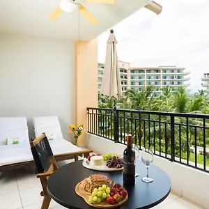  Apartment Perfect Getaway Loft: Beachfront Balcony & Pool View